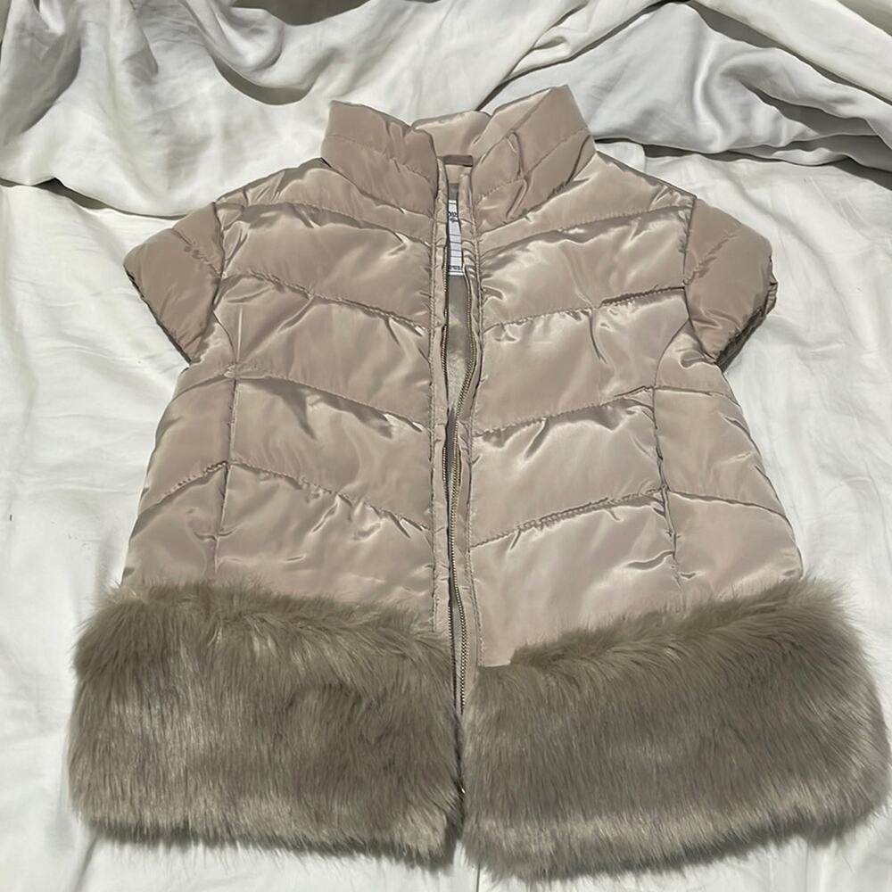 Mayoral 5 beige cap sleeve chevron puffer vest front zip faux fur hemline nwot